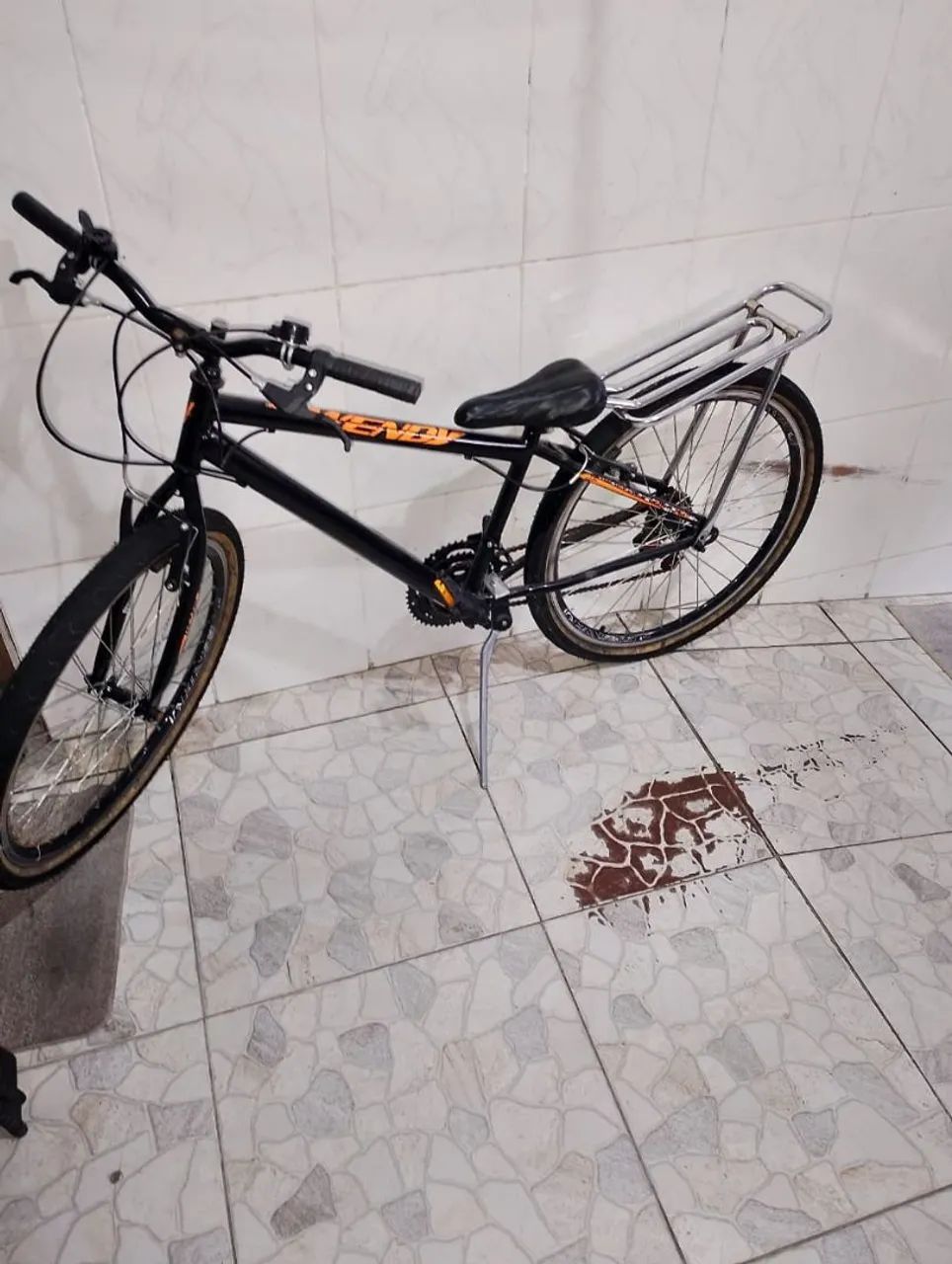 Bicicleta aro 26 preta com garupa usada 3 vezes.