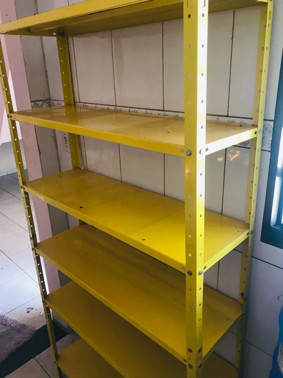 Estante amarela 
