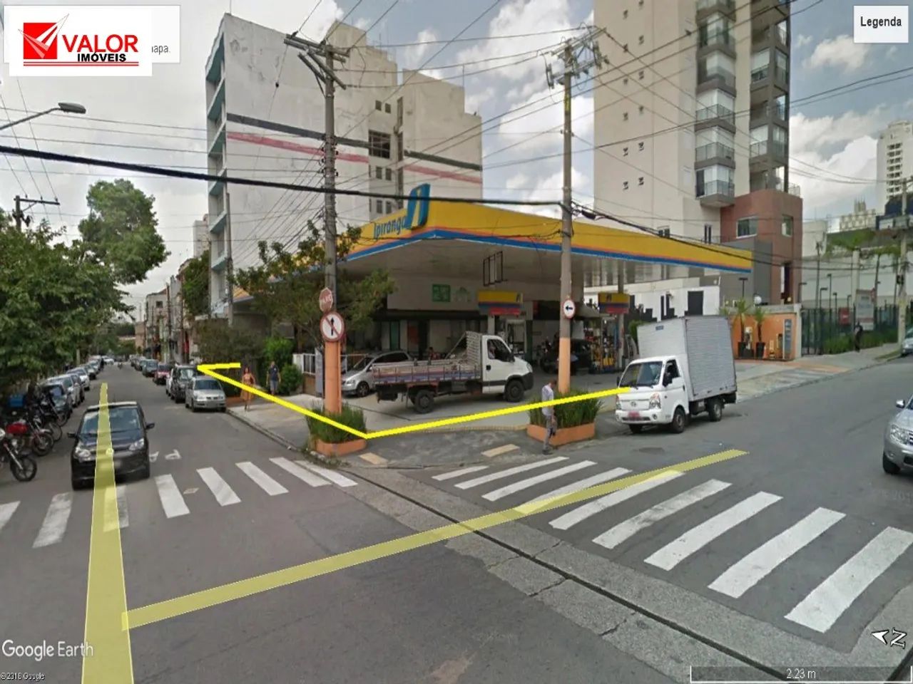 TERRENO EM ESQUINA; BEM MOVIMENTADA... - Foto 2