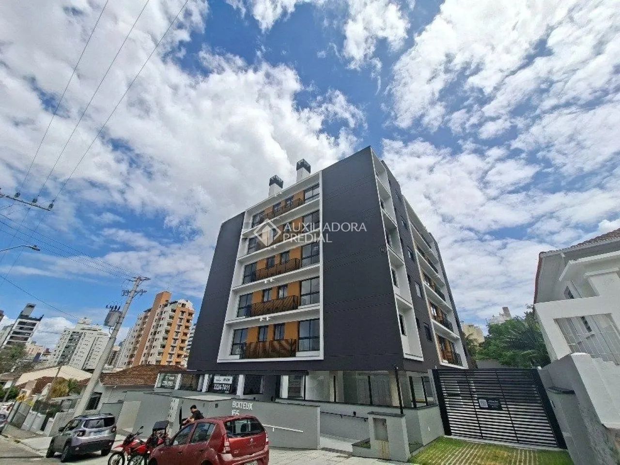 Apartamento para Locação no Centro de Florianópolis - 2 Suítes, Vaga de Garagem e Excelent