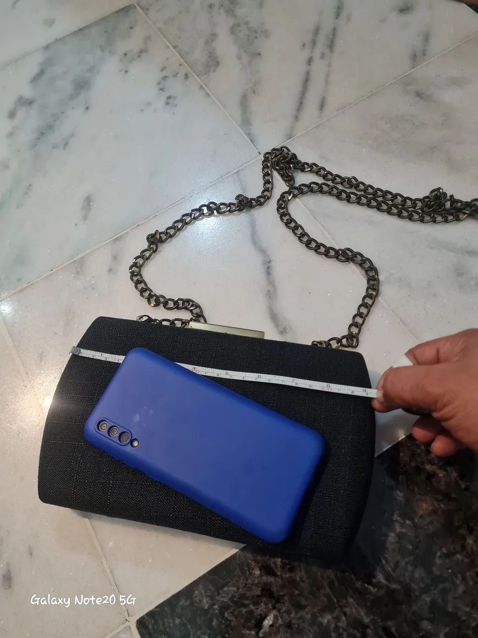 Bolsa de festa preta estilo clutch de tecido telado com alça de corrente metálica. - Foto 5
