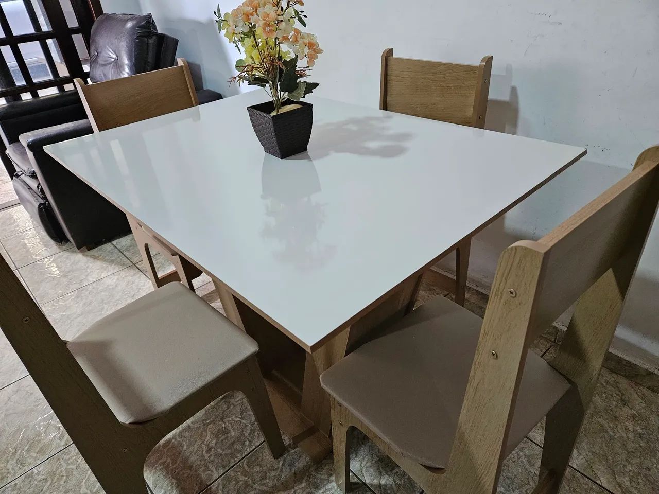 Mesa Nova com 4 cadeiras, Entrego também!! - Foto 3