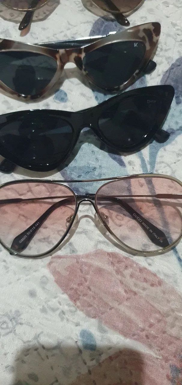 Lote de óculos original com uma bolsa de praia.  - Foto 5