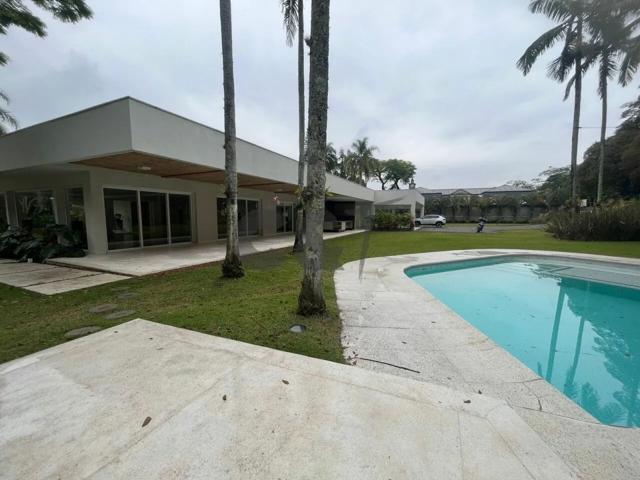 Casa de Condomínio - 5 Dormitórios (4 Suítes) à Venda ou para Alugar na Chácara Flora São 1