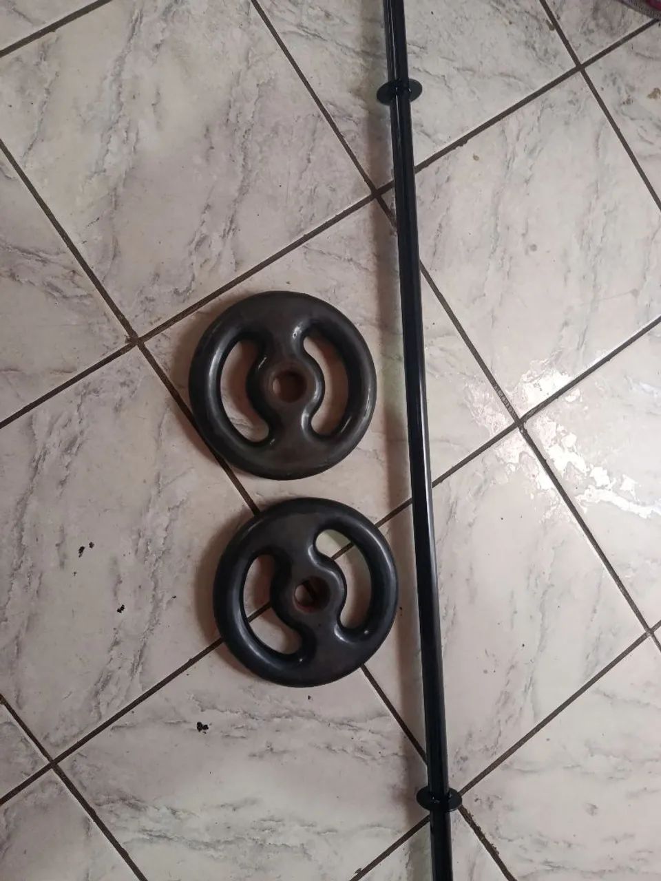 Barra com duas anilhas de 5 kilos  - Foto 2