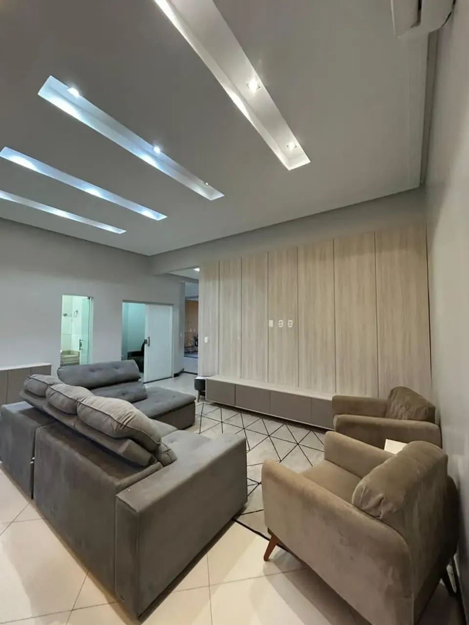 Casa para aluguel possui 450 m² com 4 quartos, sendo 3 suítes e piscina em Parque Verde -  - Foto 2