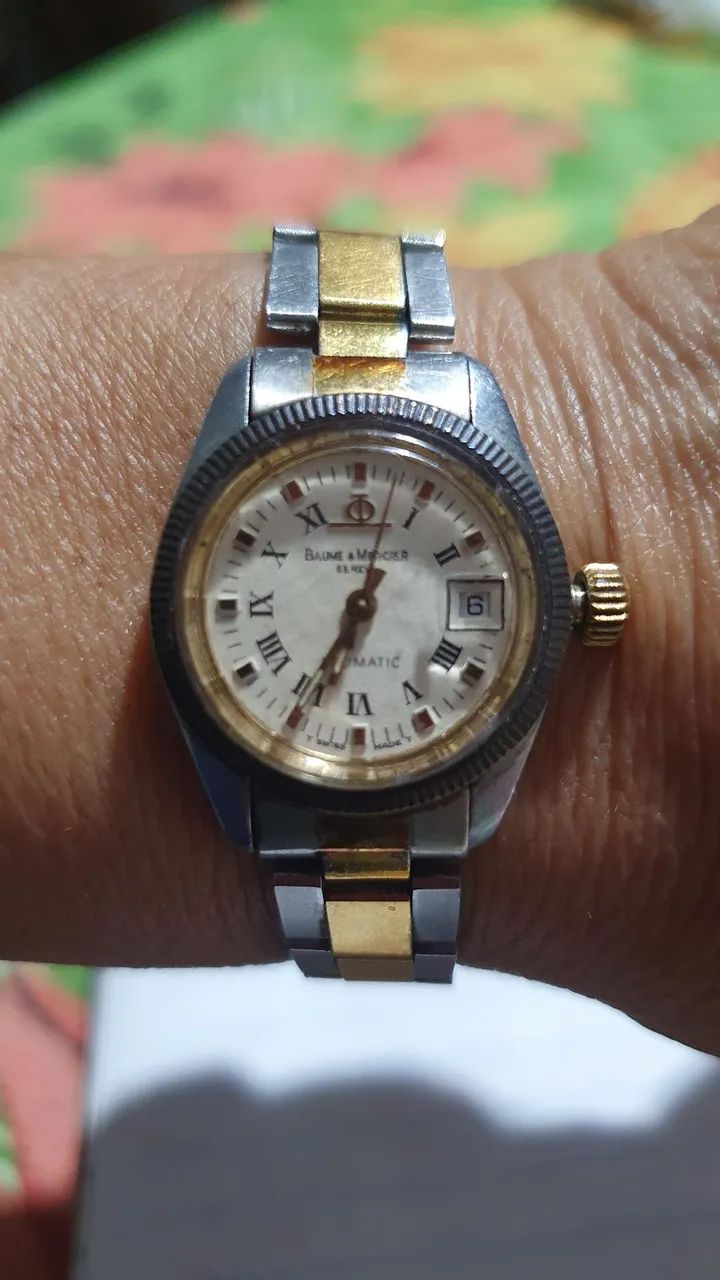 Relógio feminino Baume & Mercier funcionando 