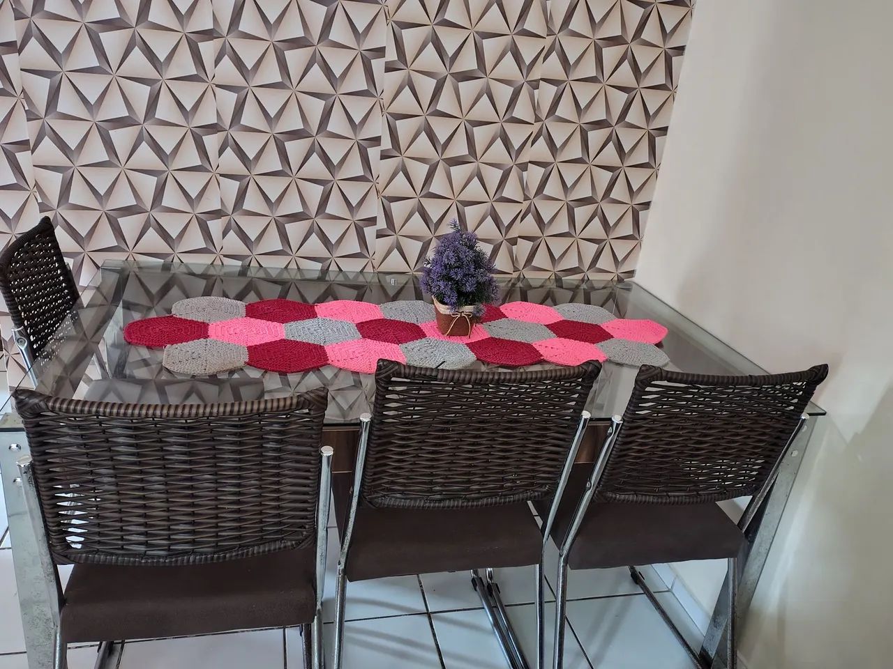 Mesa de vidro com 4 cadeiras.  - Foto 2
