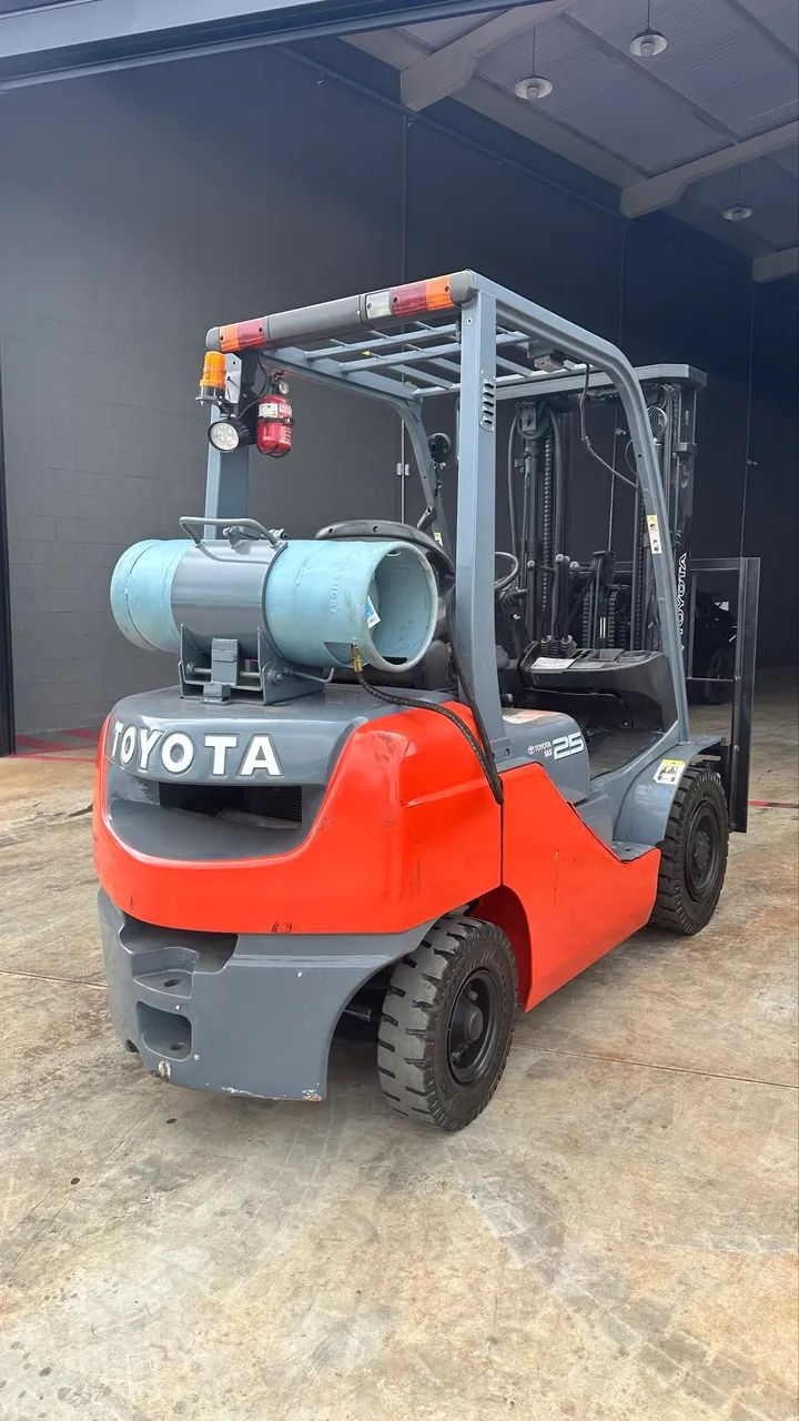 Empilhadeira Toyota 2500 kg 2019 TRIPLEX