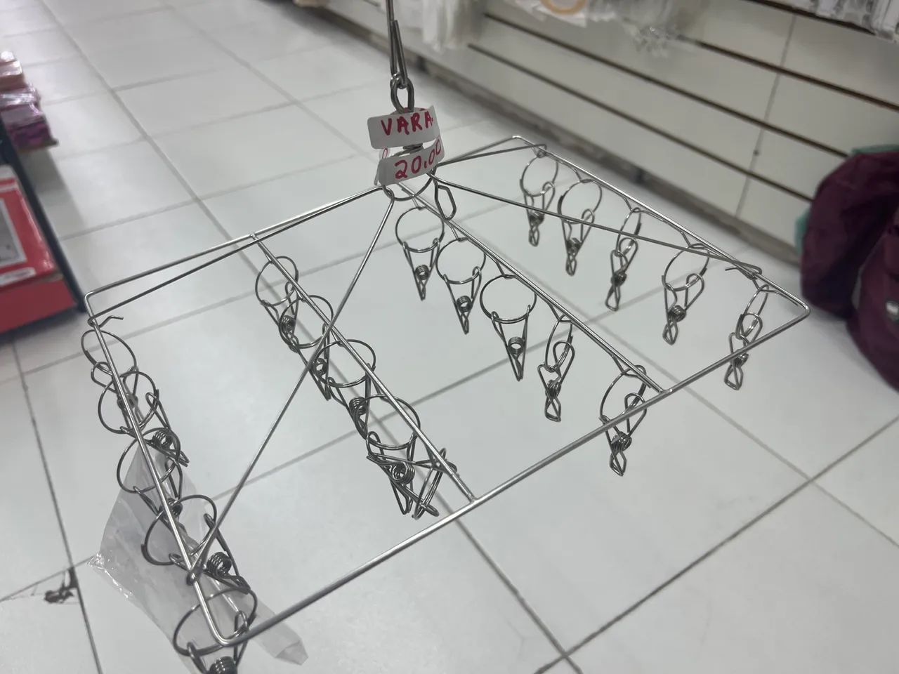 Varal com 20 prendedores 