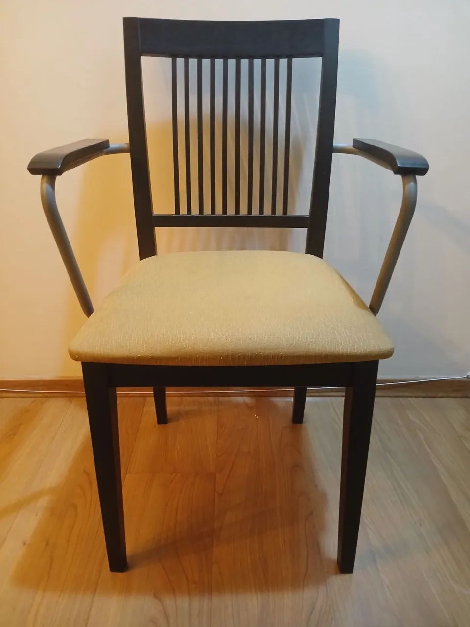 Cadeira com estofado bege