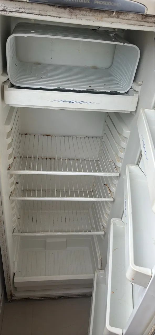 Vendo geladeira fucionando perfeitamente bem com apenas um defeito na porta 