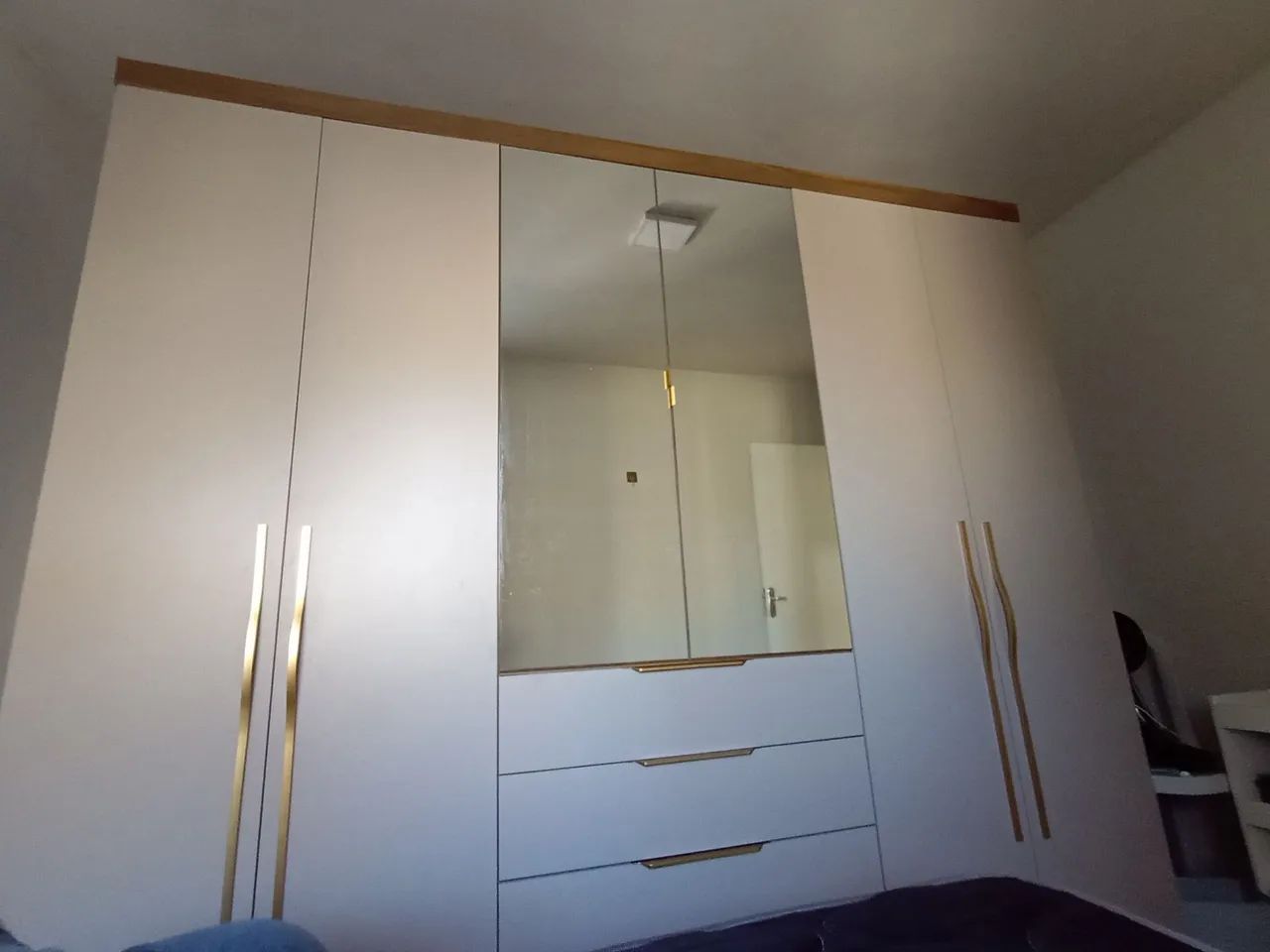 Guarda-roupas com 6 portas e espelho
