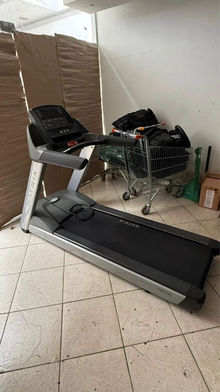 Esteira Matrix semi nova