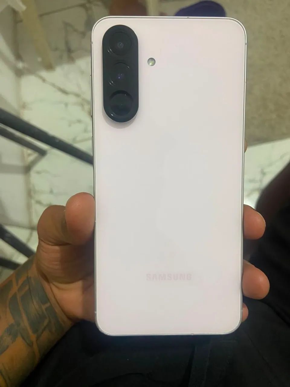Celular a 56 em perfeito estado 2 mes de uso sem uma marca de uso  - Foto 2