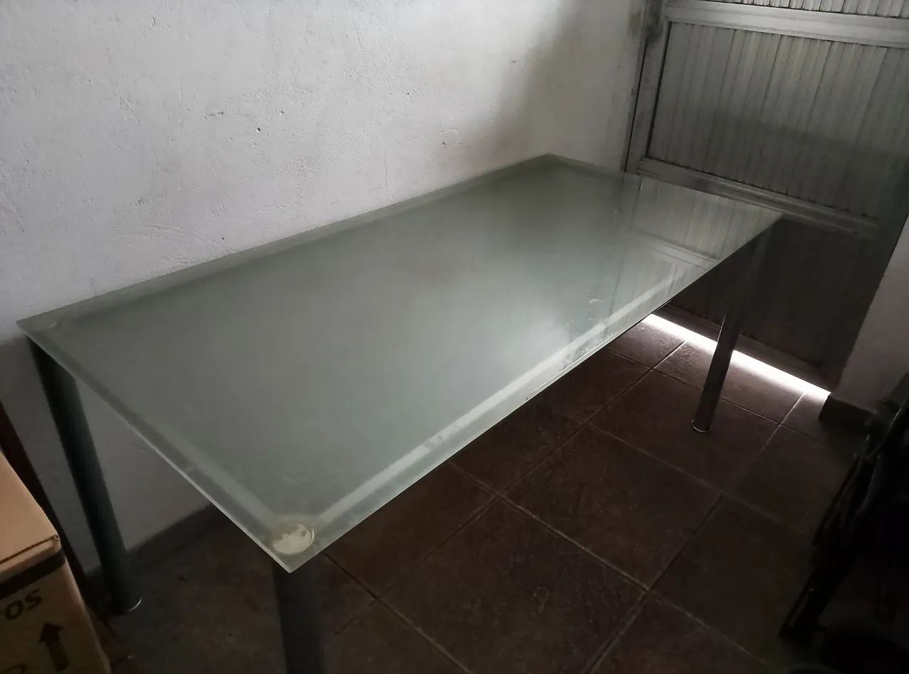 Mesa de escritório Tok stok.