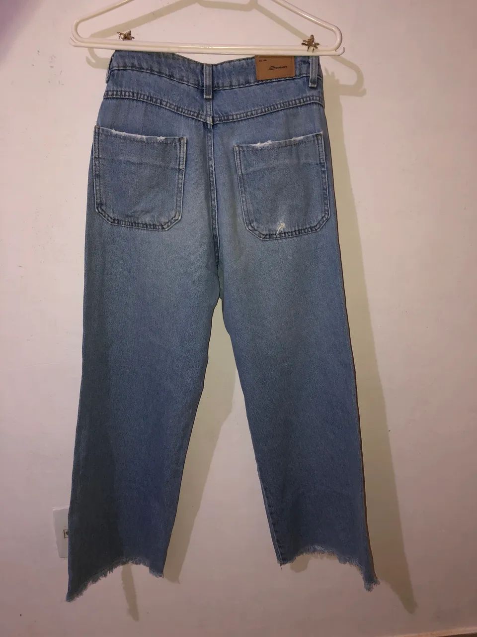 Calça Jeans Wide Leg com Bolsos Frontais e Barra Desfiada - Foto 2