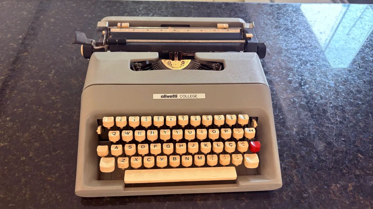 Máquina de escrever vintage  - Foto 5