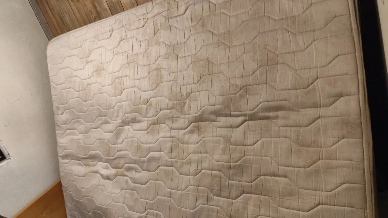 Vendo colchão de casal com molas 