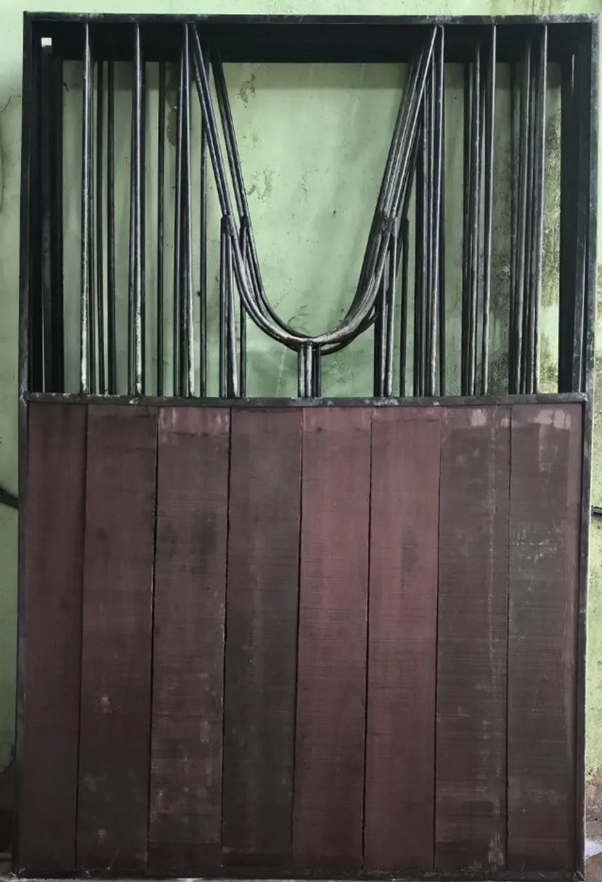 Vende-se Porta para Baias de Cavalos.