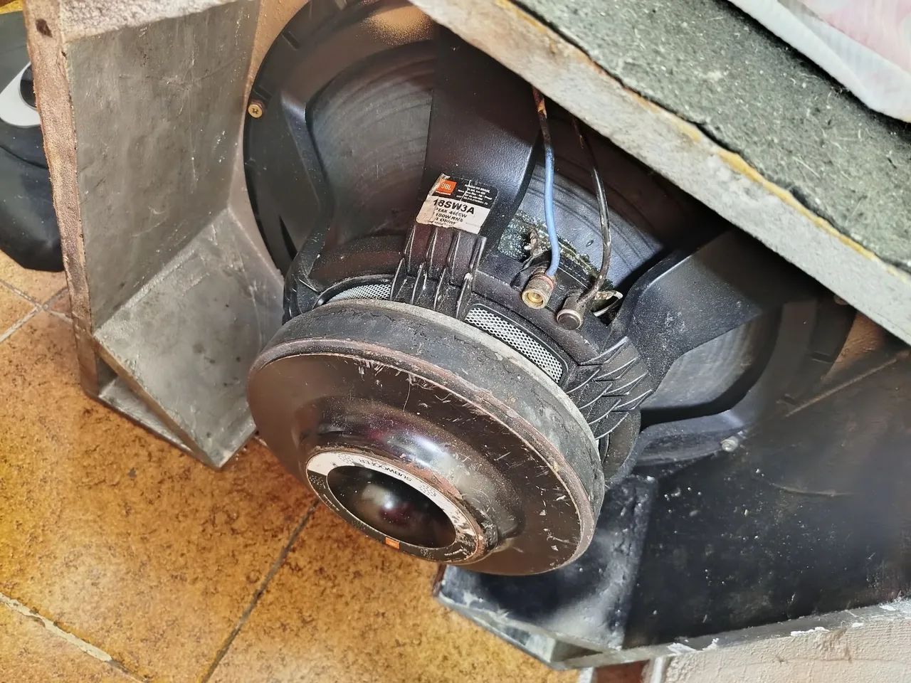 Caixa Selada 18" JBL