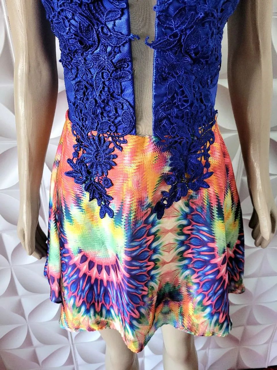 vestido com corpete rendado azul e saia estampada colorida tamanho M - Foto 4