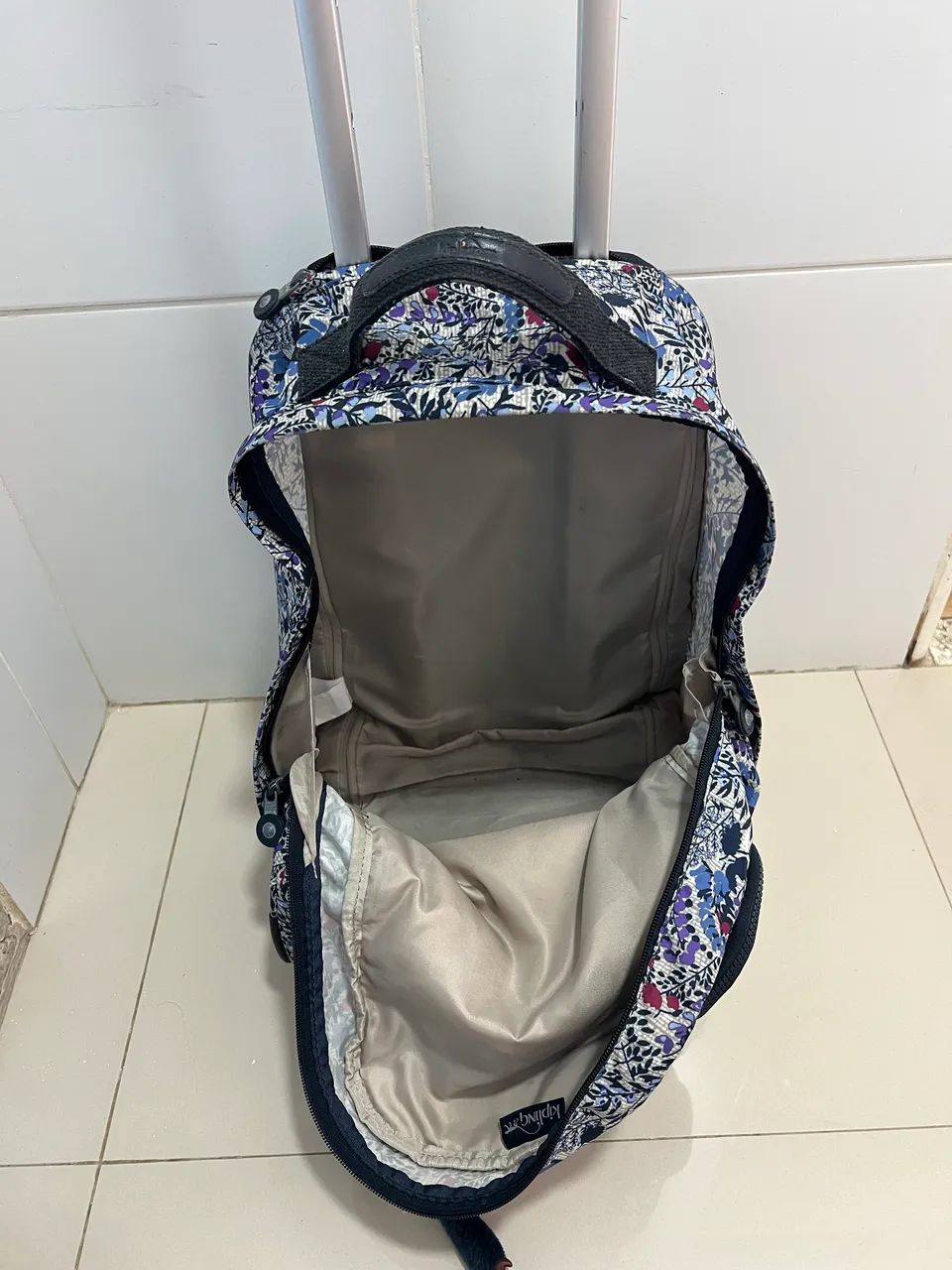 Mala / Mochila Carrinho Kipling Original Estampada Floral Azul e Lilás - Foto 3