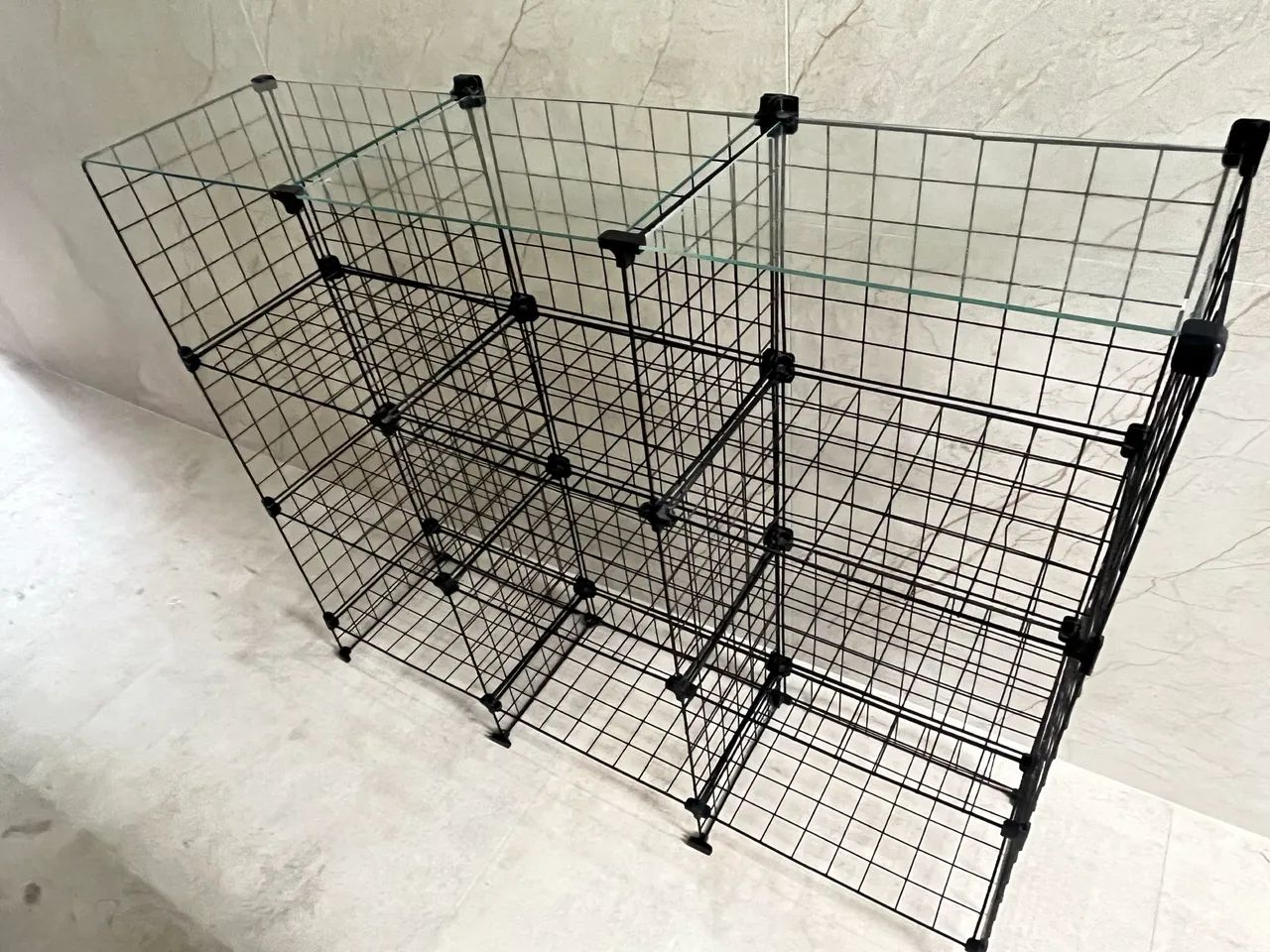 Balcão aramado com tampa de vidro 