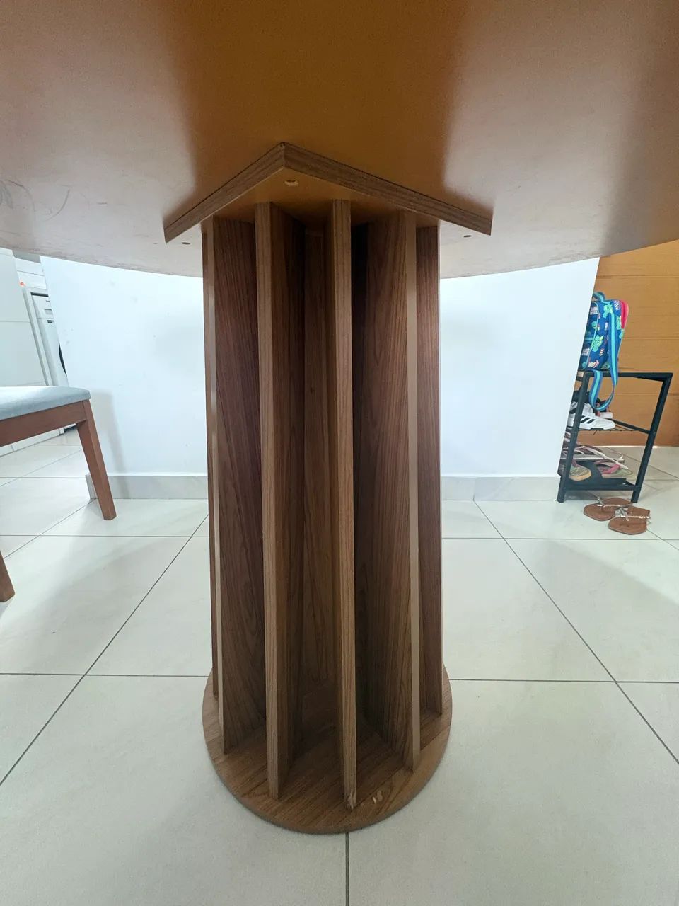 Mesa de Jantar Redonda 1,05m Branca com Base de Madeira - Foto 2