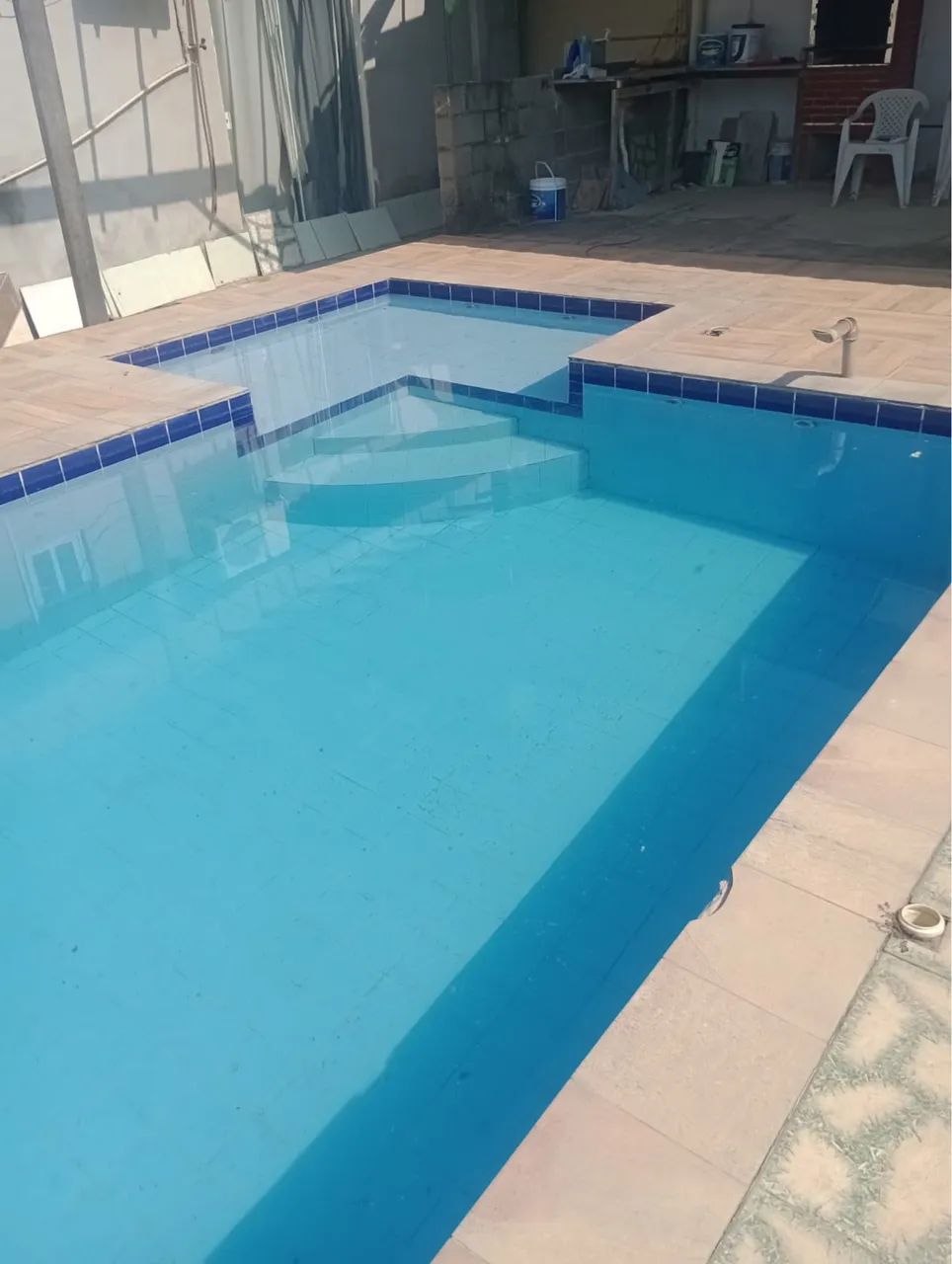Vendo casa com com piscina e 2 galpões anexos