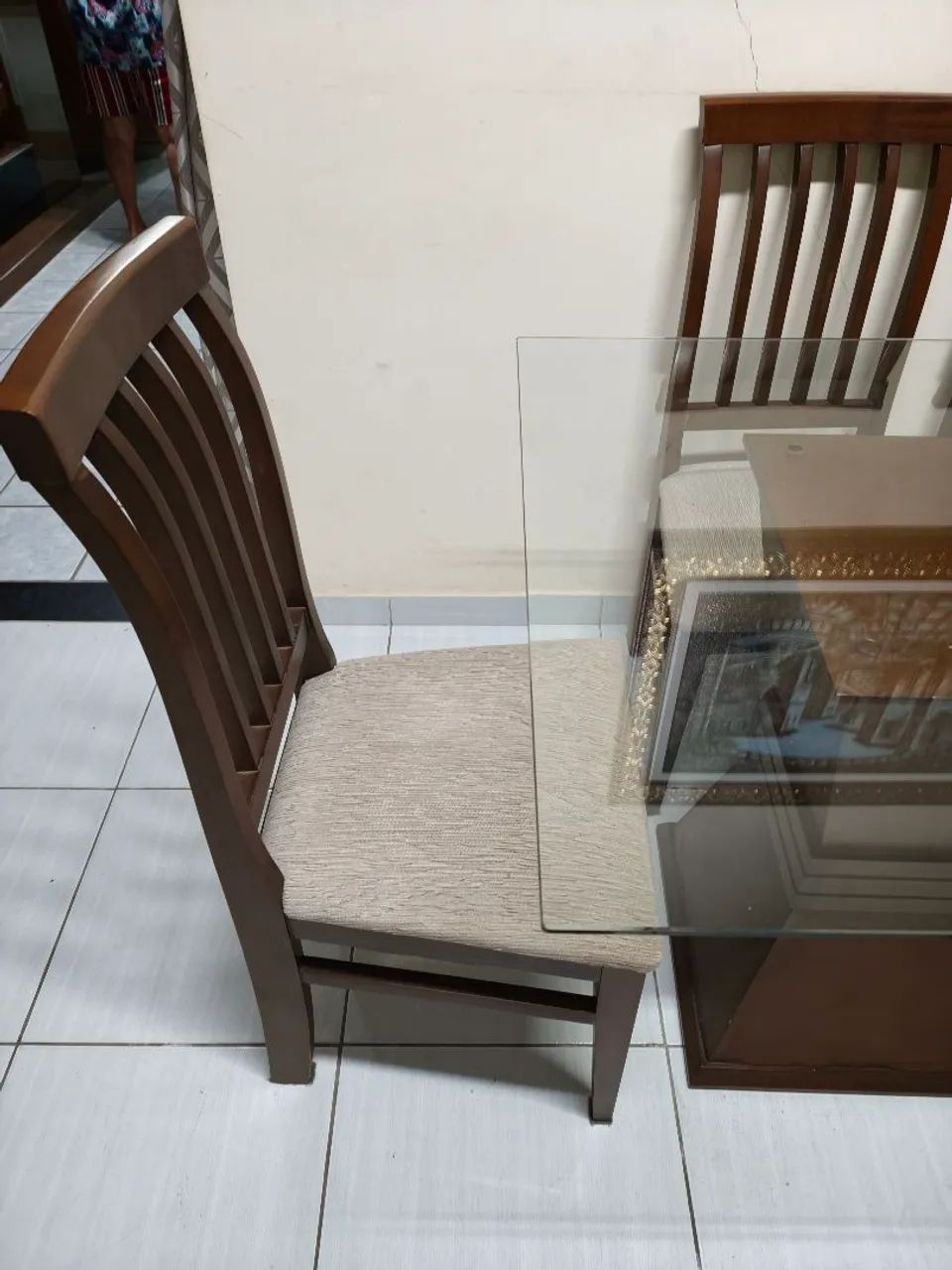 Mesa com tampo de vidro e 6 cadeiras - Foto 3
