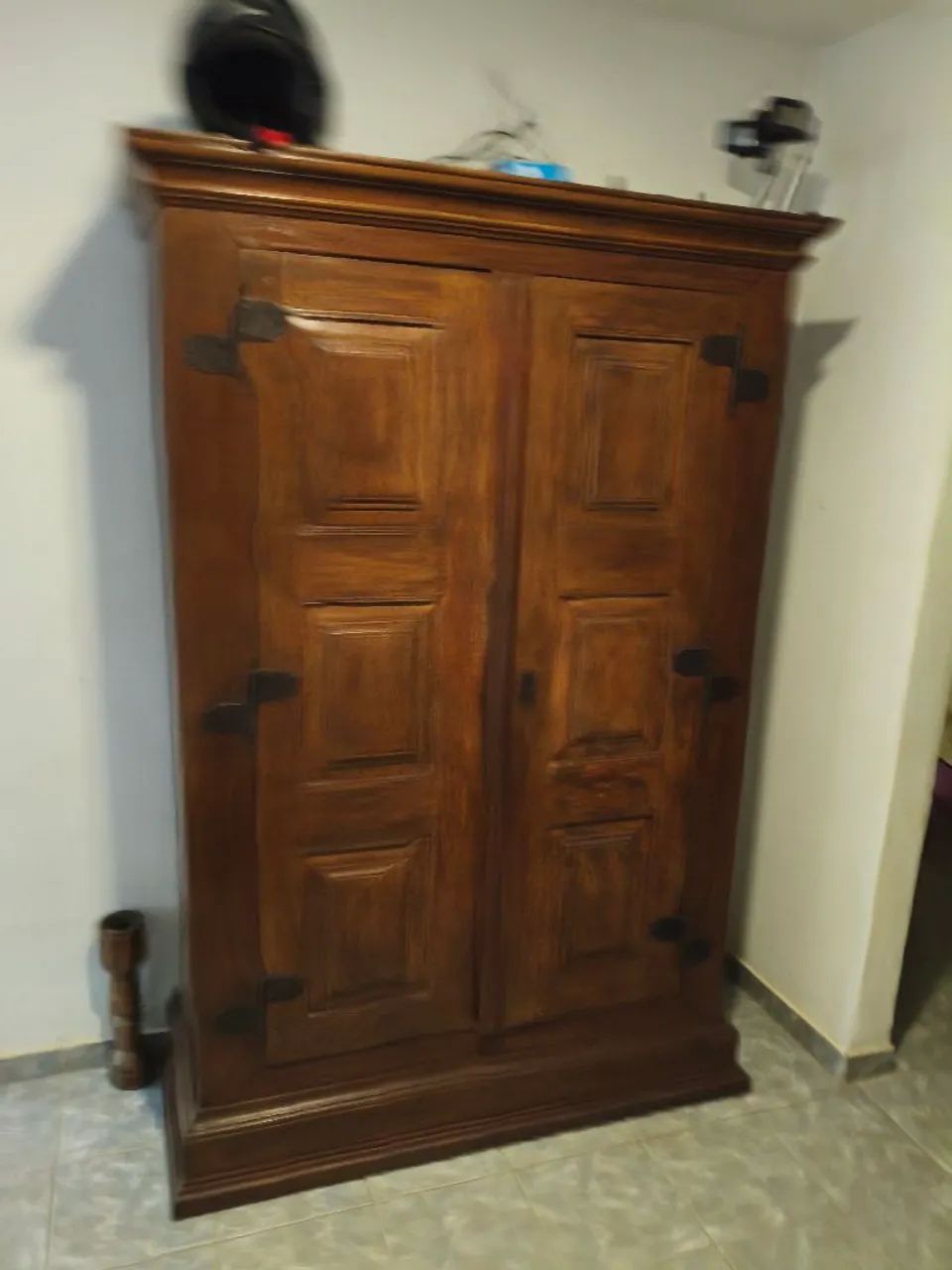 Vende -se armário colinal de madeira maciça