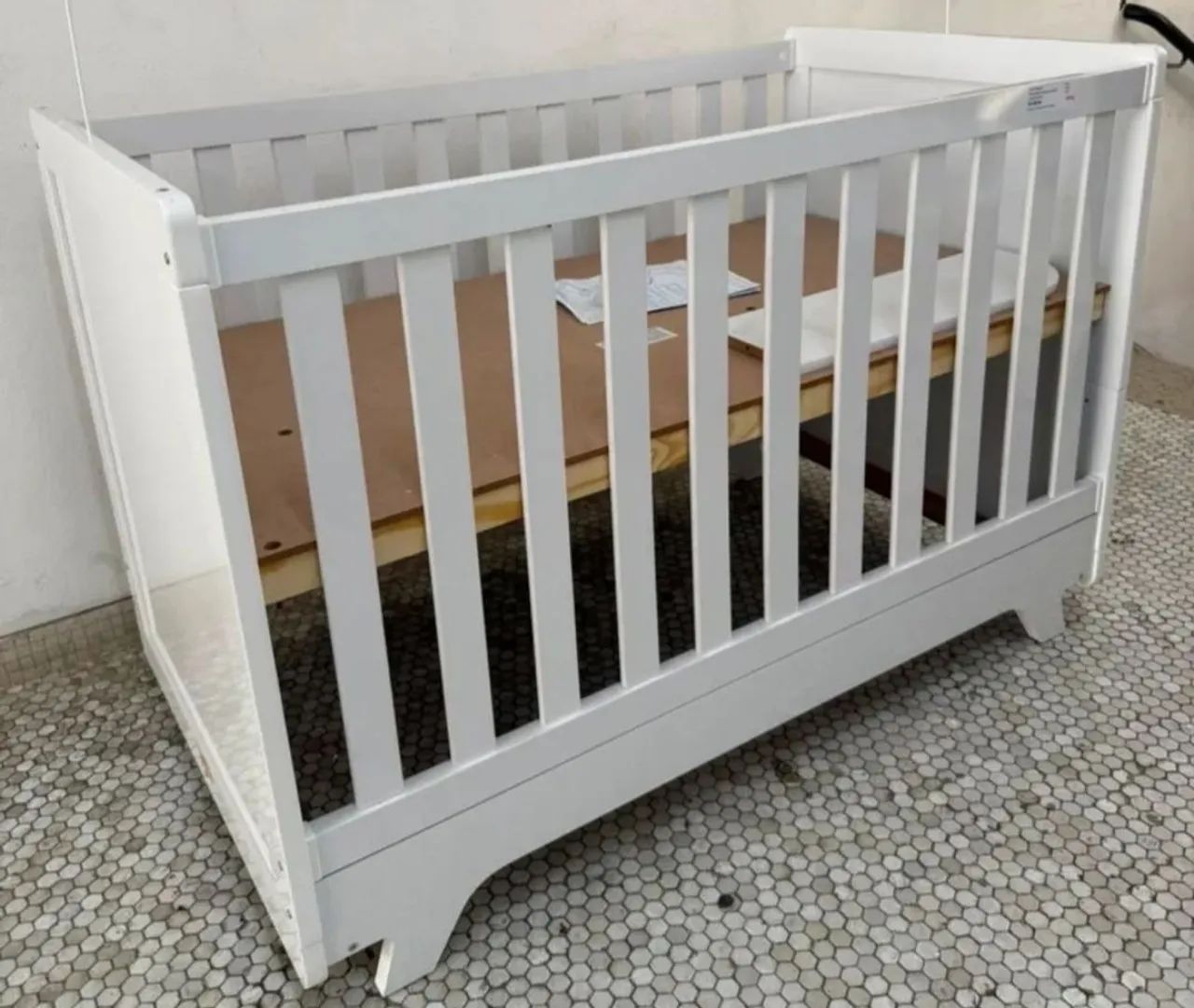 Berço retro em MDF 2 em 1 branco 