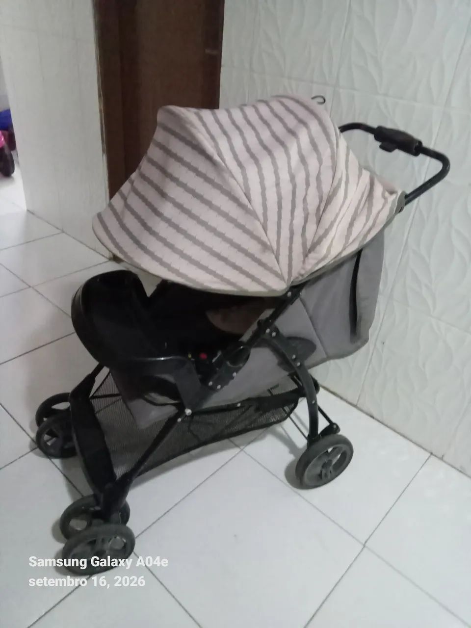Carrinho de bebê bem conservado  - Foto 2
