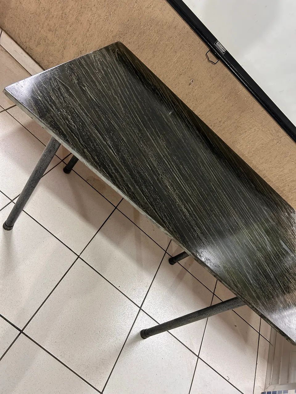 Mesa de jantar com tampo de granito 
