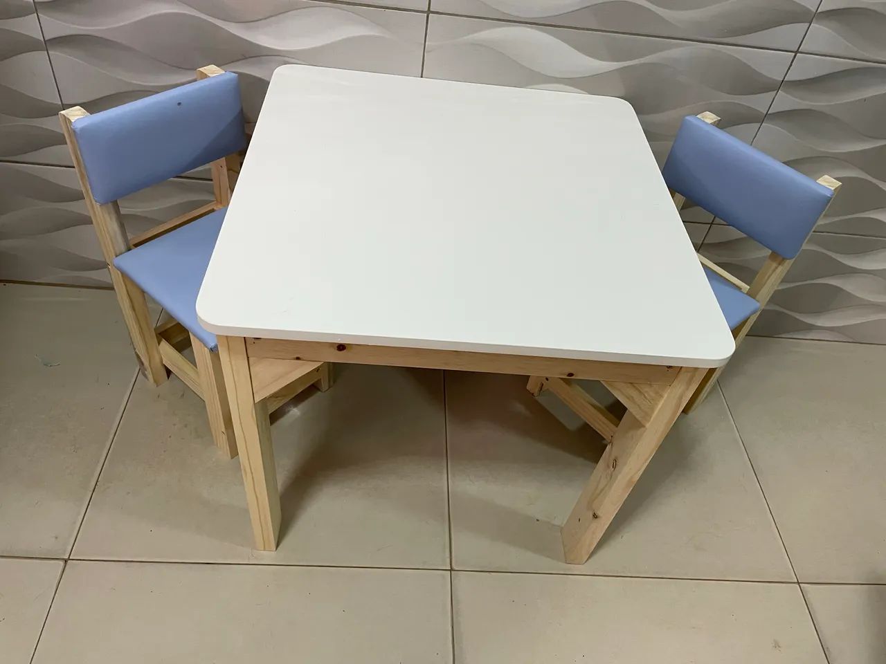 Mesa infantil mdf, com cadeiras estofadas  - Foto 3