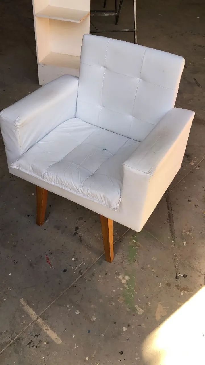 Poltrona decorativa conforto e elegância material corino branco  - Foto 4