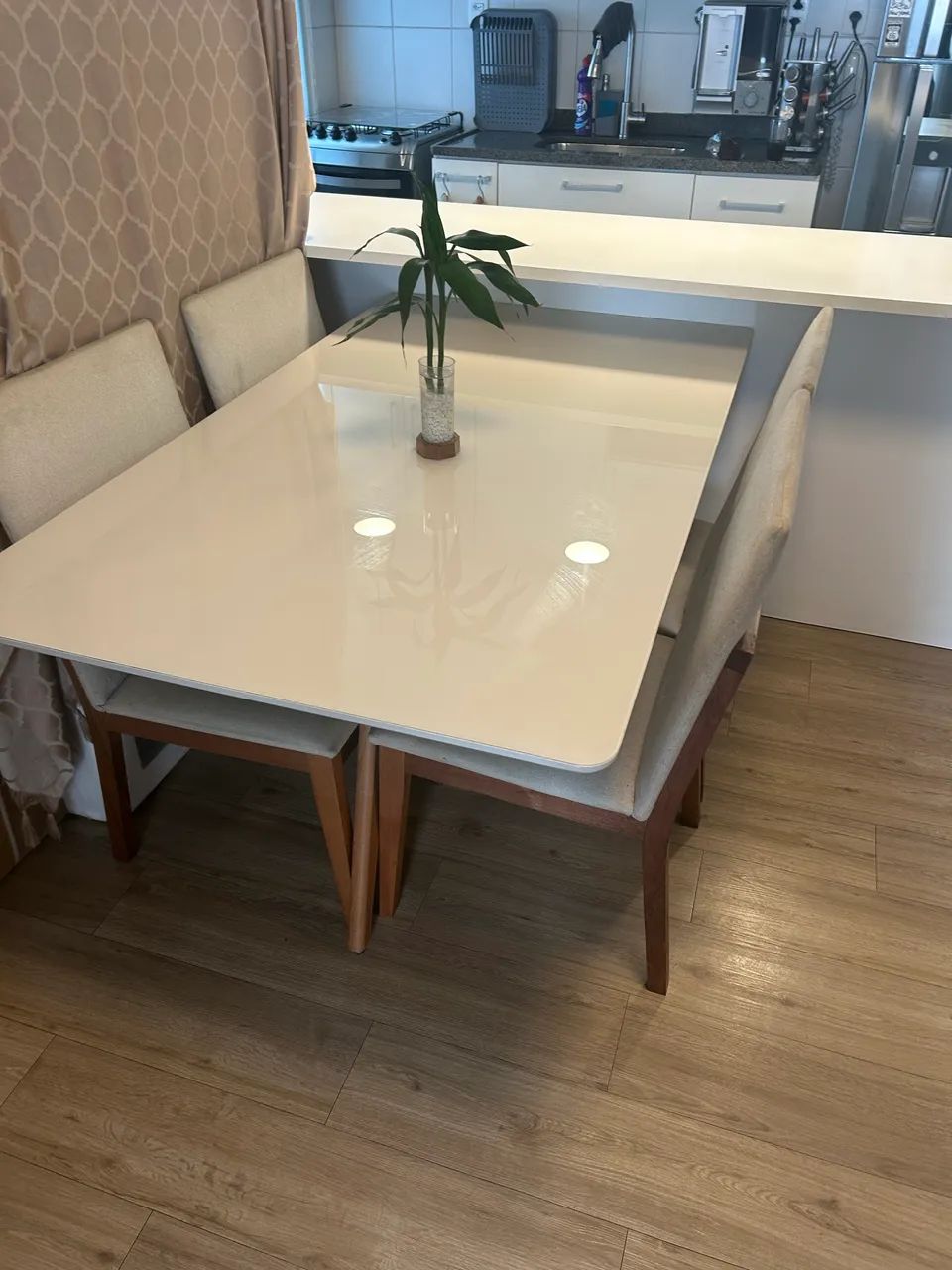 Mesa vidro com 4 cadeiras off white