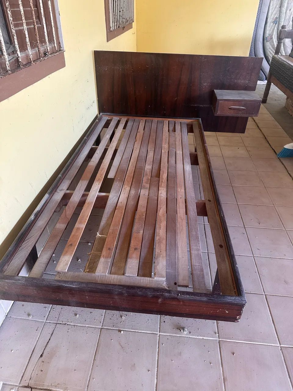 Cama solteiro em madeira maciça com cabeceira  - Foto 4