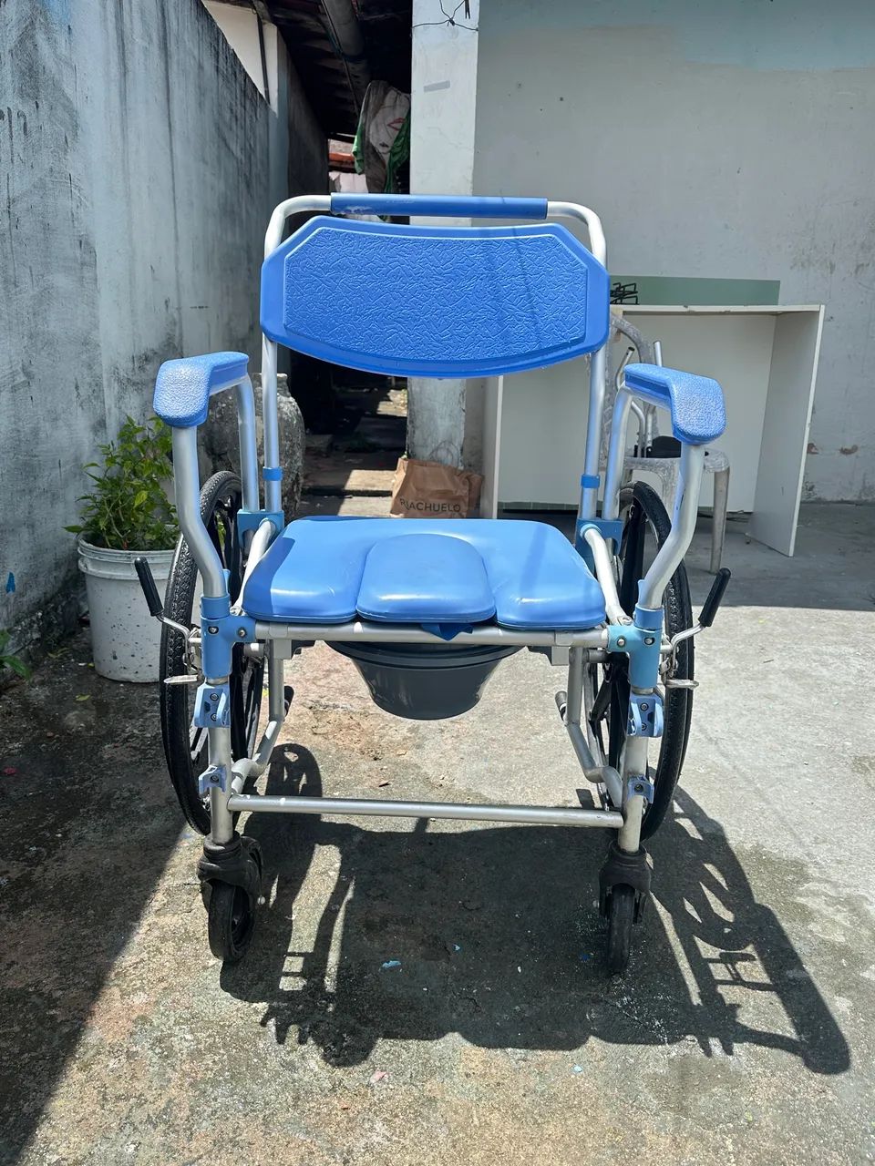 Cadeira de banho com rodas  - Foto 3