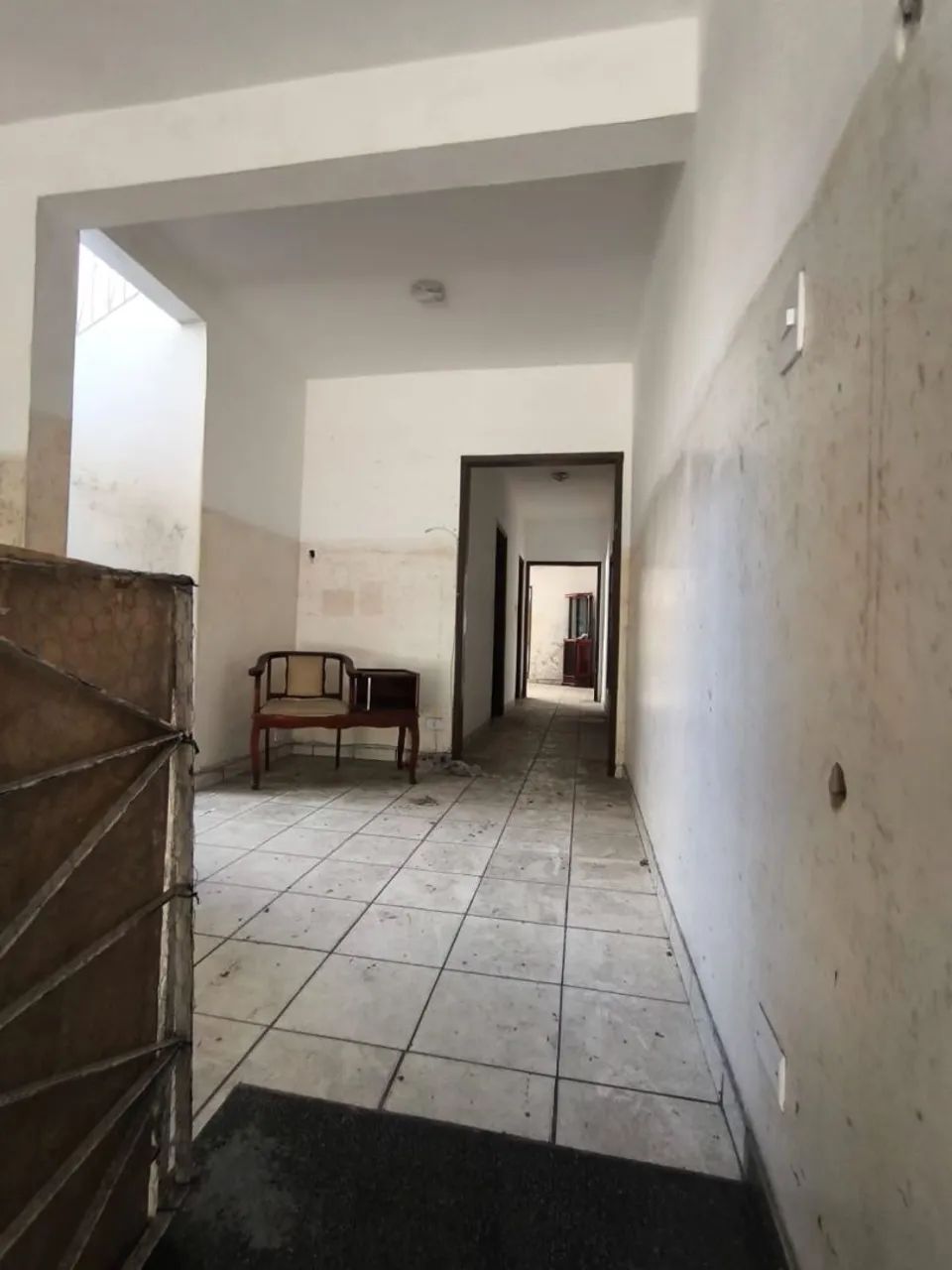 Casa no farol, de 1° andar, com 5/4, garagem, 3 salas, varanda e quintal. - Foto 3