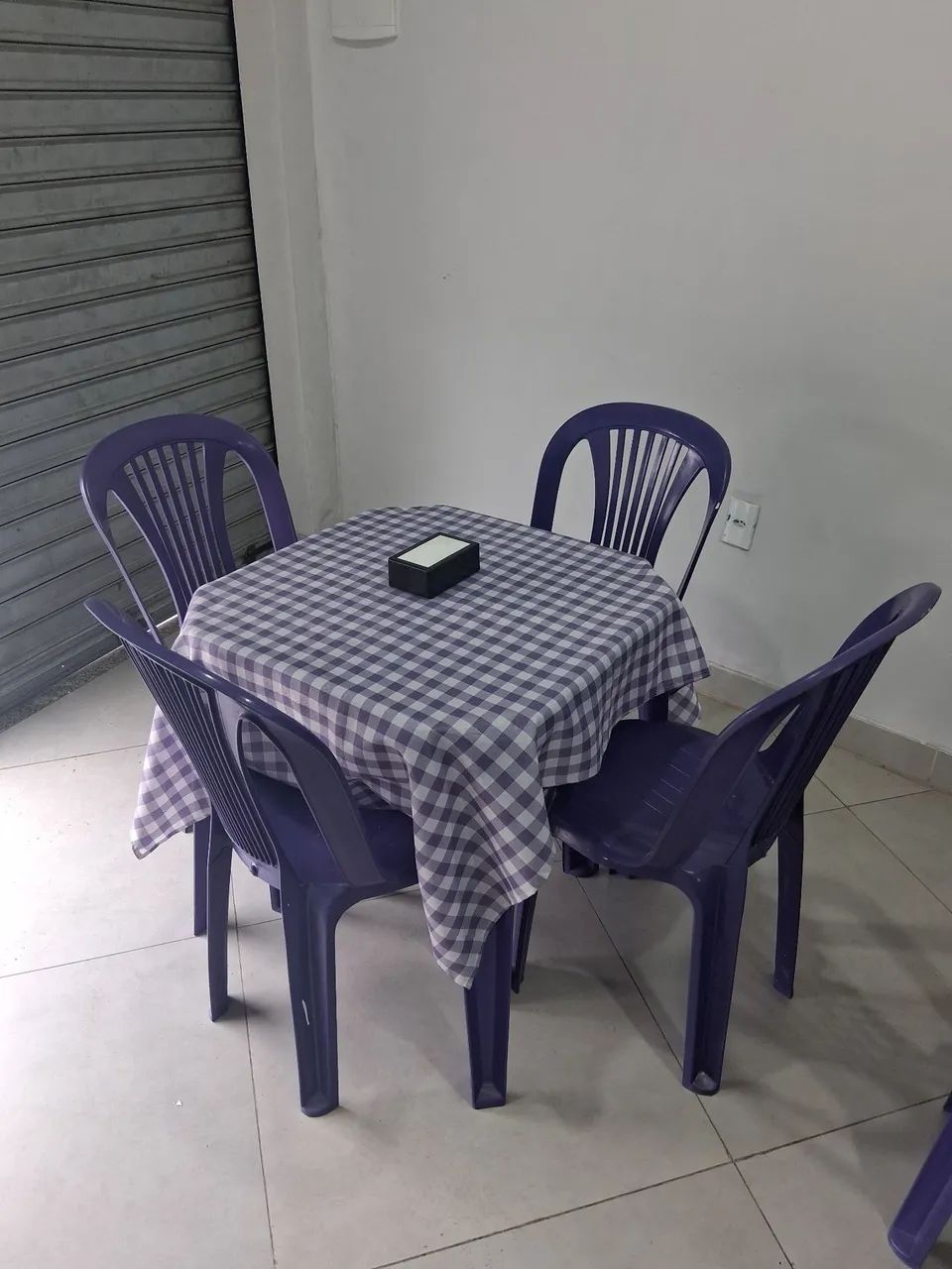 2 jogo de mesa com 8 cadeiras de plástico  - Foto 3