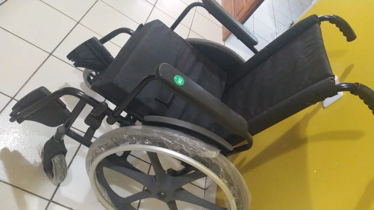 R$ 7000,00 Cadeira rodas ainda no plástico!! - Foto 3