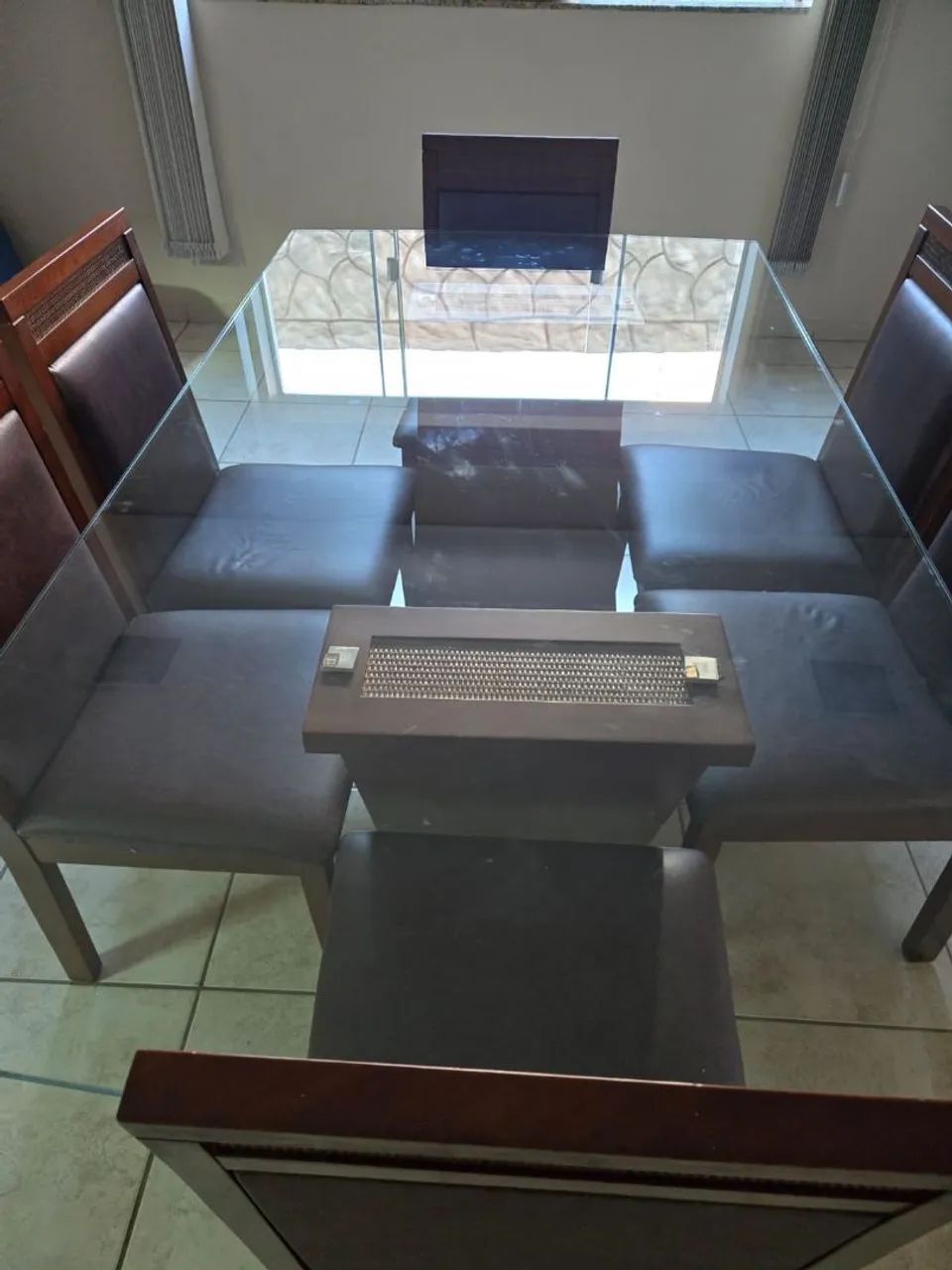 Mesa de madeira com tampo de vidro com 06 cadeiras - Foto 4