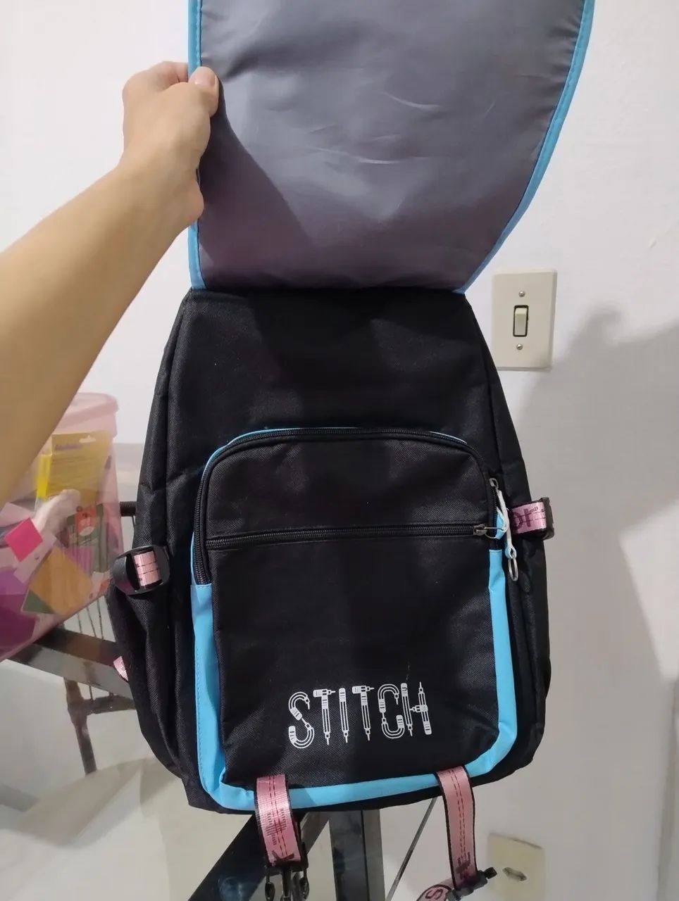 Mochila Escolar Stitch (Preta e Azul) - Usada - Foto 5