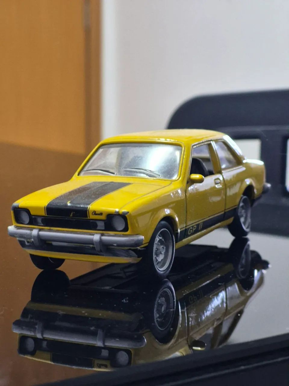 Miniatura Chevrolet Chevette GP2 amarelo 