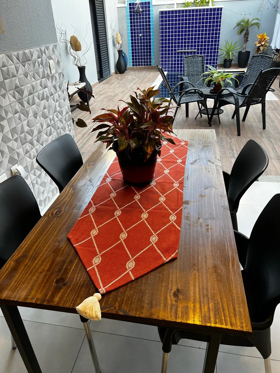 Mesa de madeira com quatro cadeiras  - Foto 3