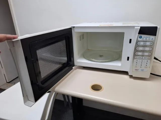 MICROONDAS ELECTROLUX (funcionando, porém descascando por dentro) - Foto 2