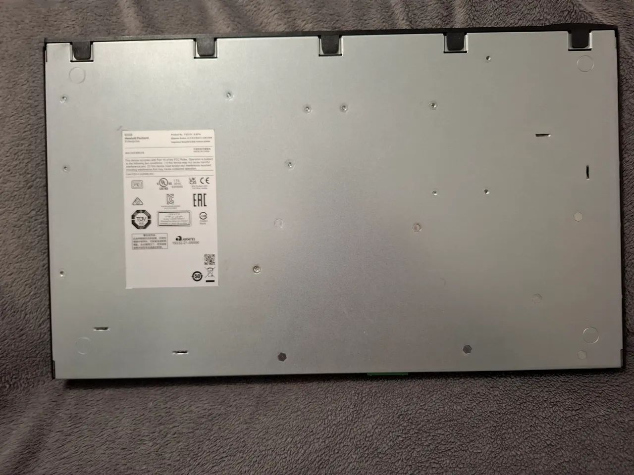 Switch Ethernet Hewlett Packard Enterprise, modelo JL827A.