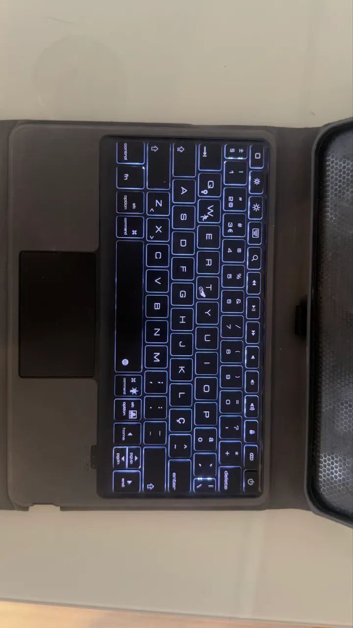 Capa para iPad com teclado e trackpad e apoio para caneta  - Foto 3